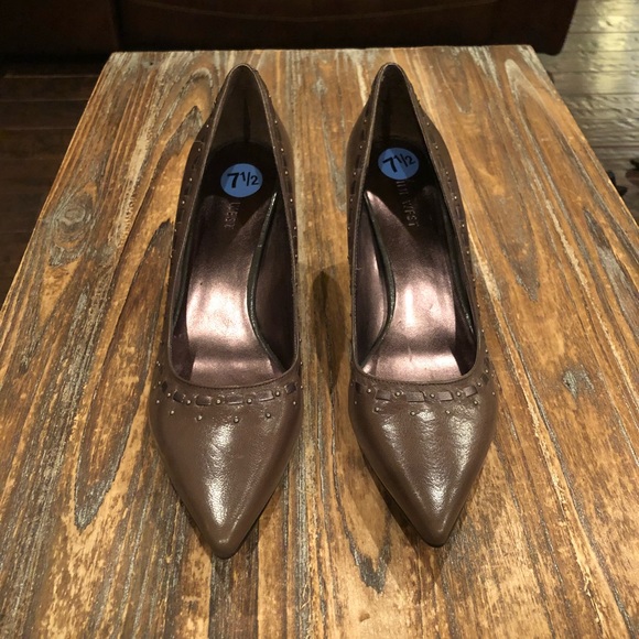 NWT Nine West heels in brown w/bronze woven detail - Picture 2 of 8